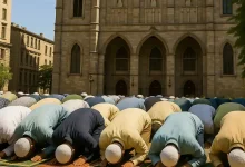 ممنوعیت خواندن نماز در مکان های عمومی در کبک
