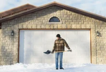 پارو کردن برف جلو درب پارکینگ