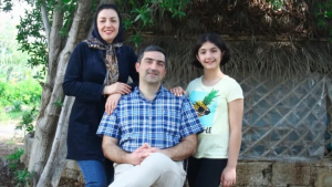 مهدی صادقی، همسرش بهاره حاج اسفندیاری و دخترشان آنیسا