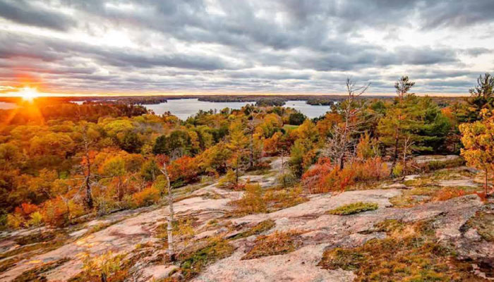 Huckleberry Rock؛ تماشای یکی از دیدنی‌ترین منظره‌های مشرف به دریاچه مسکوکا