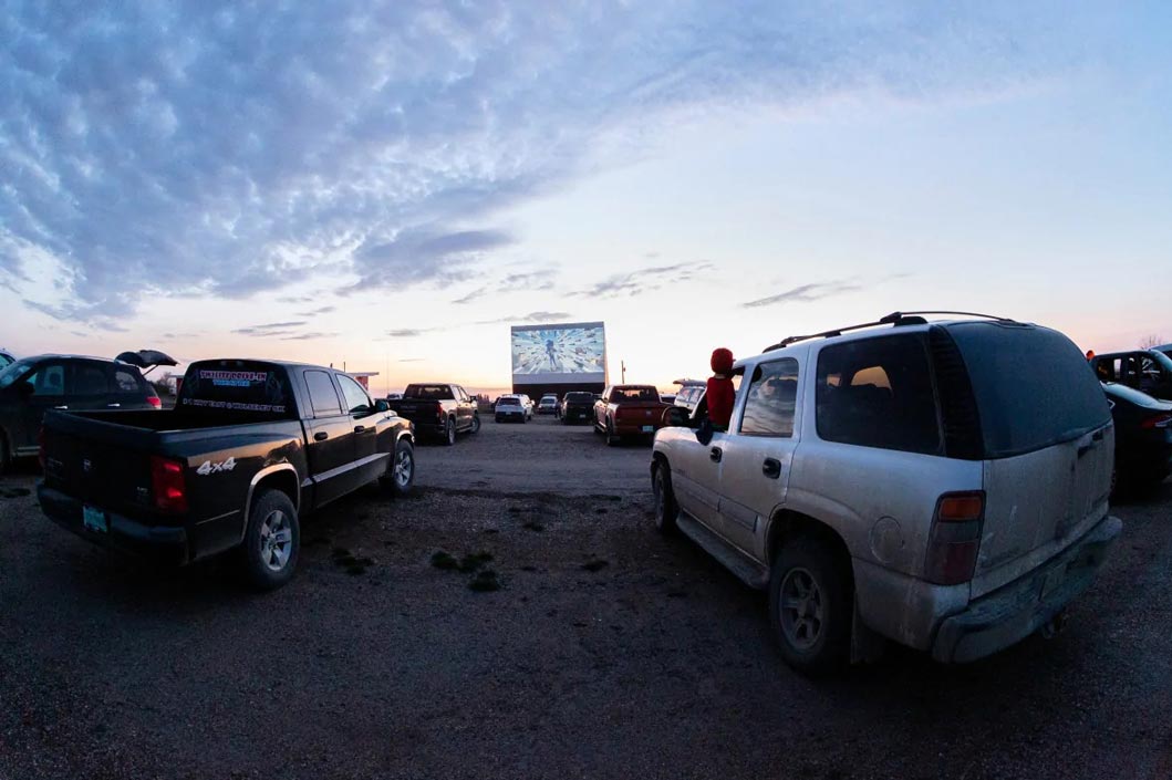 راه‌انداری سینماهای درایو ترو در فضای باز برای دیدن فیلم از داخل ماشین