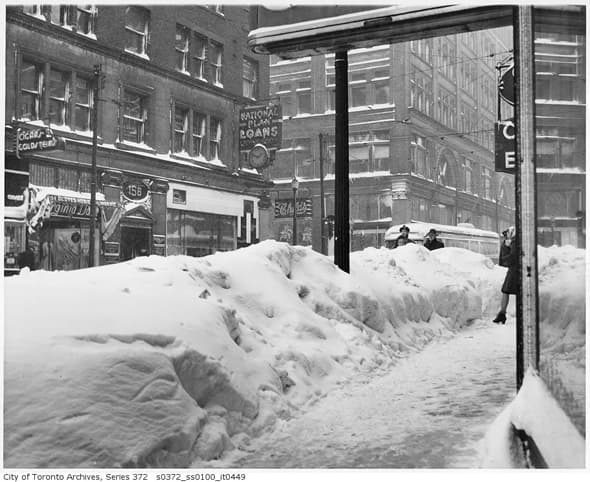 Yonge looking north at Richmond, 1944