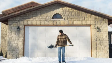 پارو کردن برف جلو درب پارکینگ