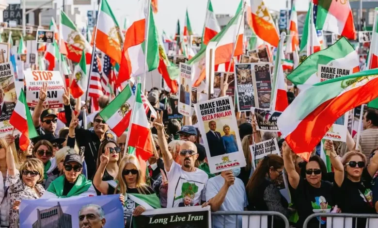 راهپیمایی ایرانیان در تورنتو در حمایت از انقلاب شیر و خورشید