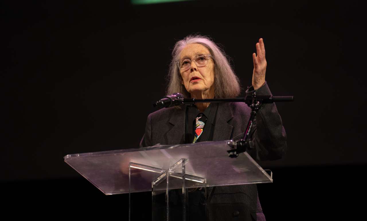 نوبل ادبیات به خانم Anne Carson نویسنده و شاعر متولد تورنتو رسید